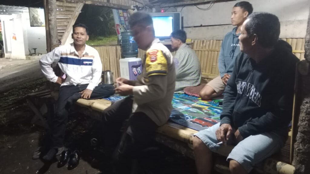 Bahbinkamtibmas Polsek Cadasari, Bripka Asep Asvina, Melaksanakan Sambang kepada Warga yang Sedang Ronda 9 WhatsApp Image 2024 07 15 at 08.56.45