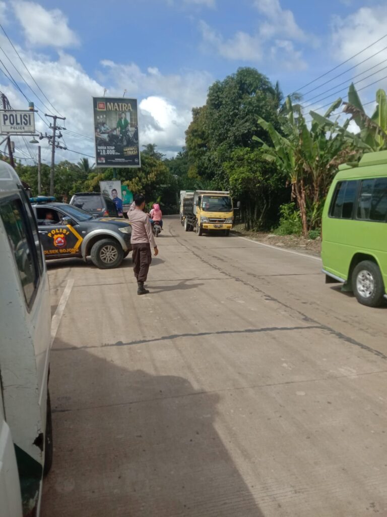 Personil Polsek Bojong Polres Pandeglang Gelar Patroli dan Strong Point 4 WhatsApp Image 2024 07 15 at 09.06.24