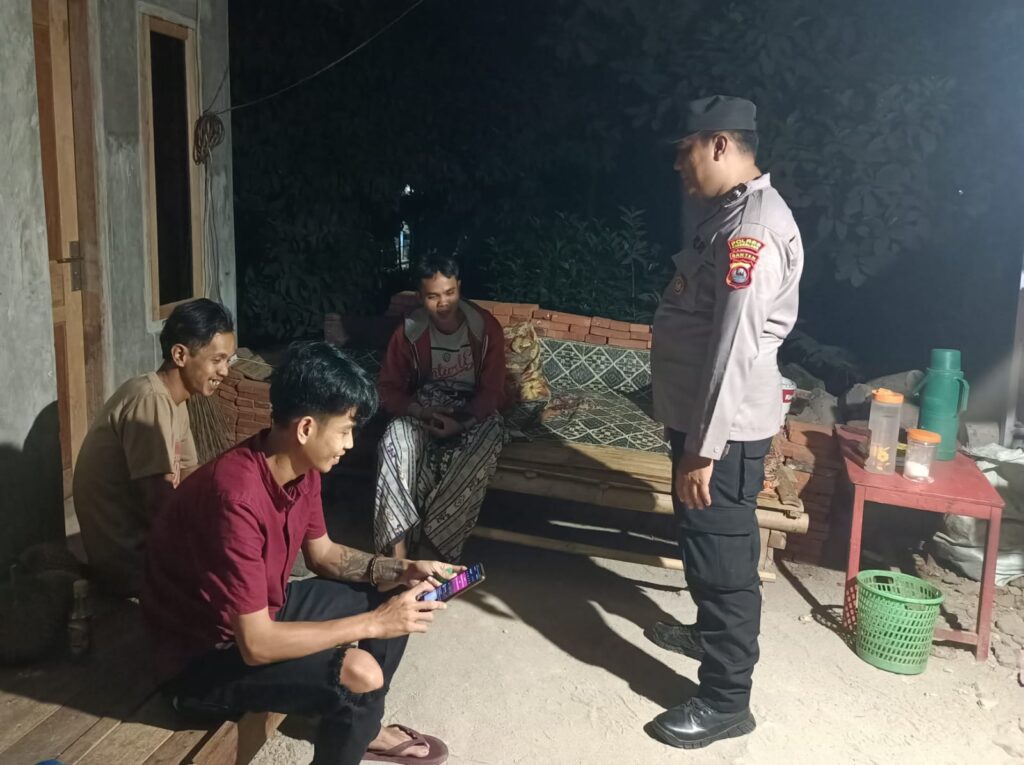Bhabinkamtibmas Polsek Bojong Polres Pandeglang Gelar Patroli Malam Dialogis untuk Cegah 3C 5 WhatsApp Image 2024 07 15 at 09.06.50