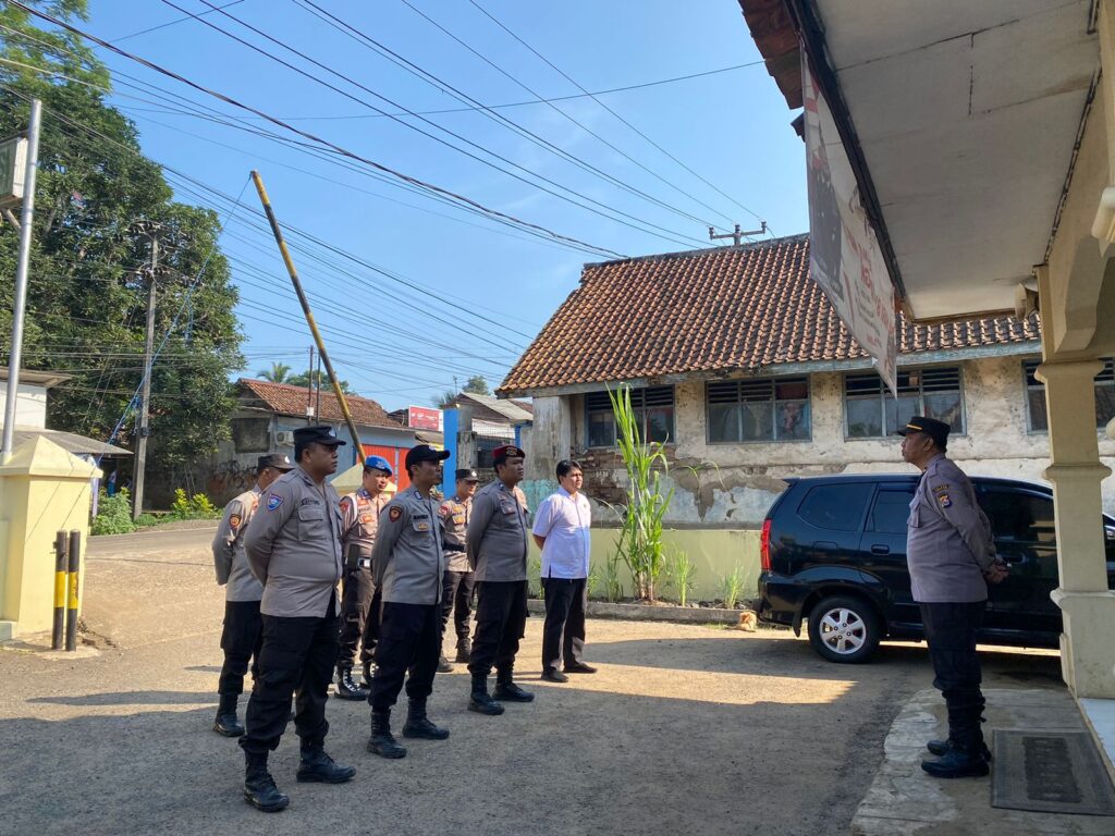 Kapolsek Bojong Polres Pandeglang yang Baru, IPTU Rodiansyah, Berikan Arahan kepada Personil 6 WhatsApp Image 2024 07 15 at 09.08.32