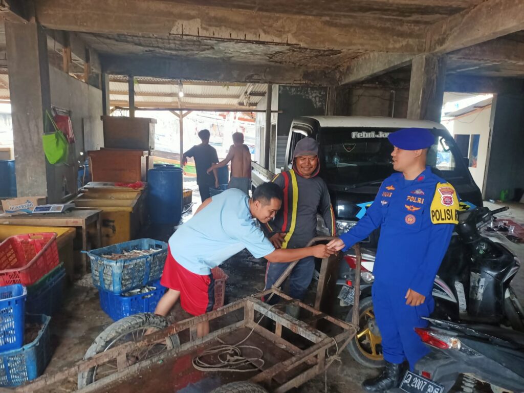 Sat Polair Polres Pandeglang Awasi Pemindahan Ikan dari Kapal ke Pelelangan 3 WhatsApp Image 2024 07 15 at 10.19.49