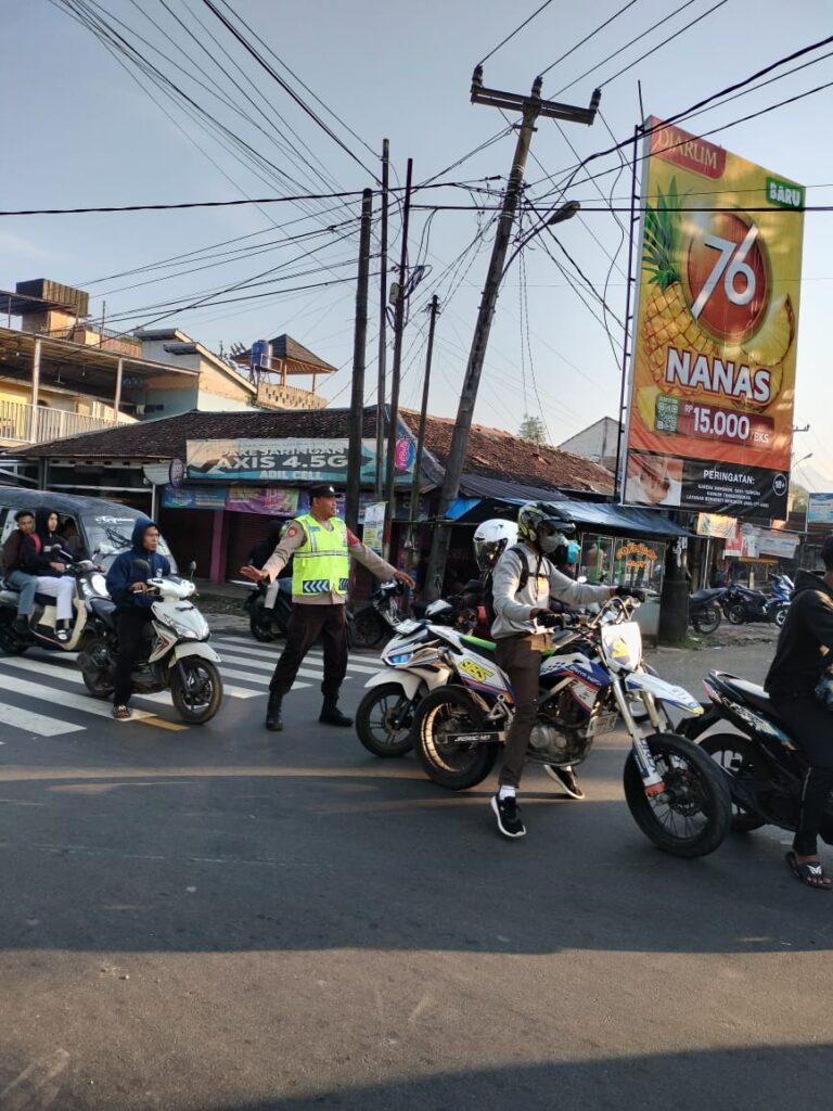 Polsek Menes Pandeglang Lancarkan Arus Lalu Lintas di Pertigaan Cimanying pada Awal Pekan 6 WhatsApp Image 2024 07 15 at 12.28.04
