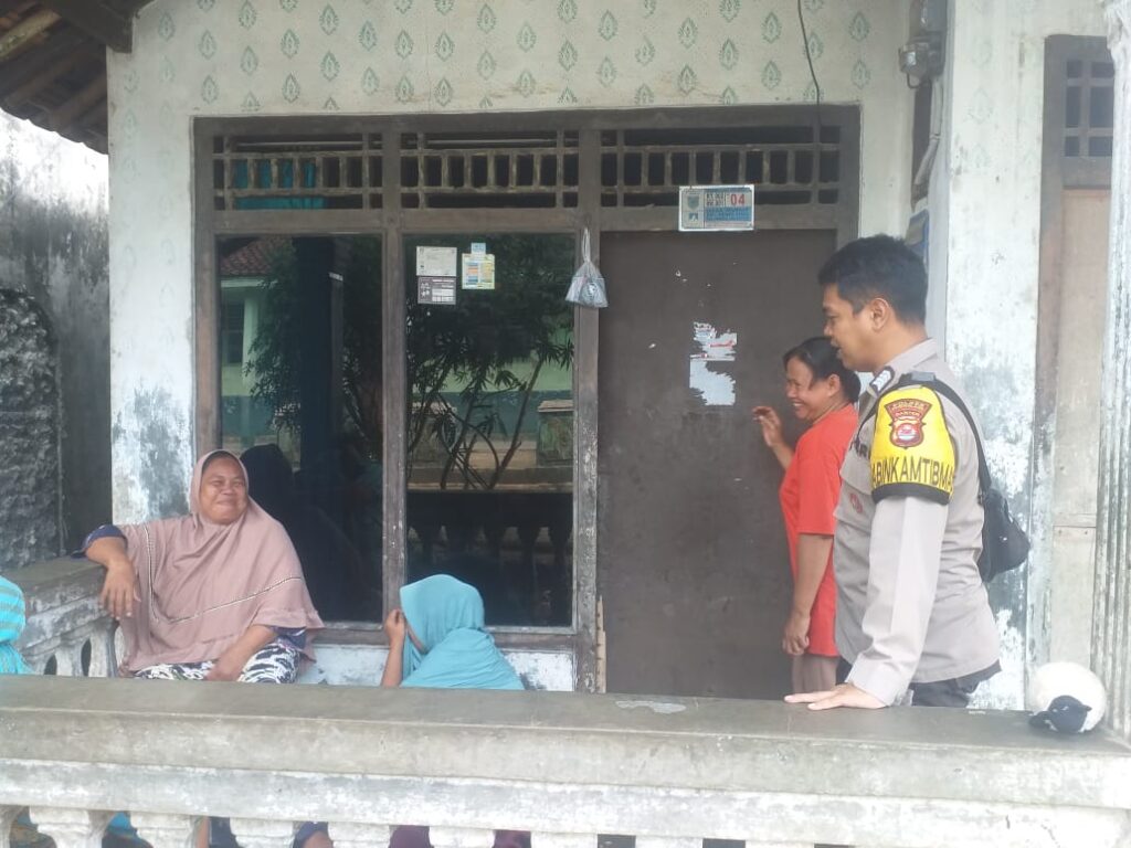 Bhabinkamtibmas Polsek Menes Sambangi Warga Desa Binaan Door to Door 4 WhatsApp Image 2024 07 15 at 12.40.01