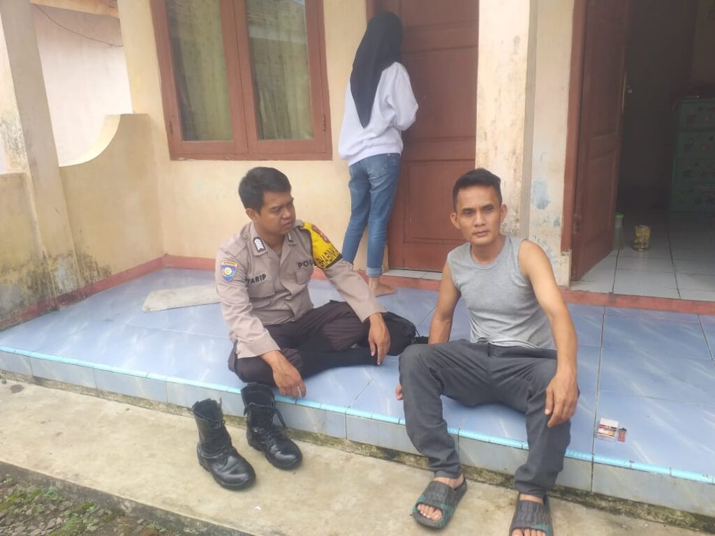 Bhabinkamtibmas Polsek Menes Sambangi Linmas Desa Purwaraja 3 WhatsApp Image 2024 07 15 at 12.43.05