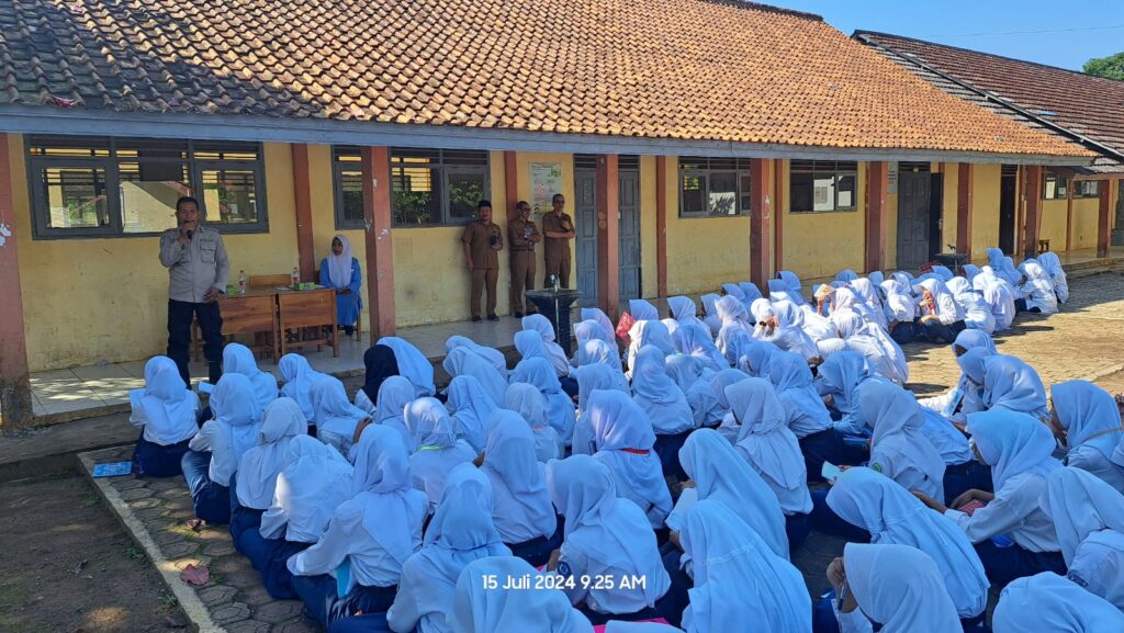 Kapolsek Mandalawangi Berikan Himbauan kepada Siswa SMP Jelang Kelulusan 2 WhatsApp Image 2024 07 15 at 13.59.51