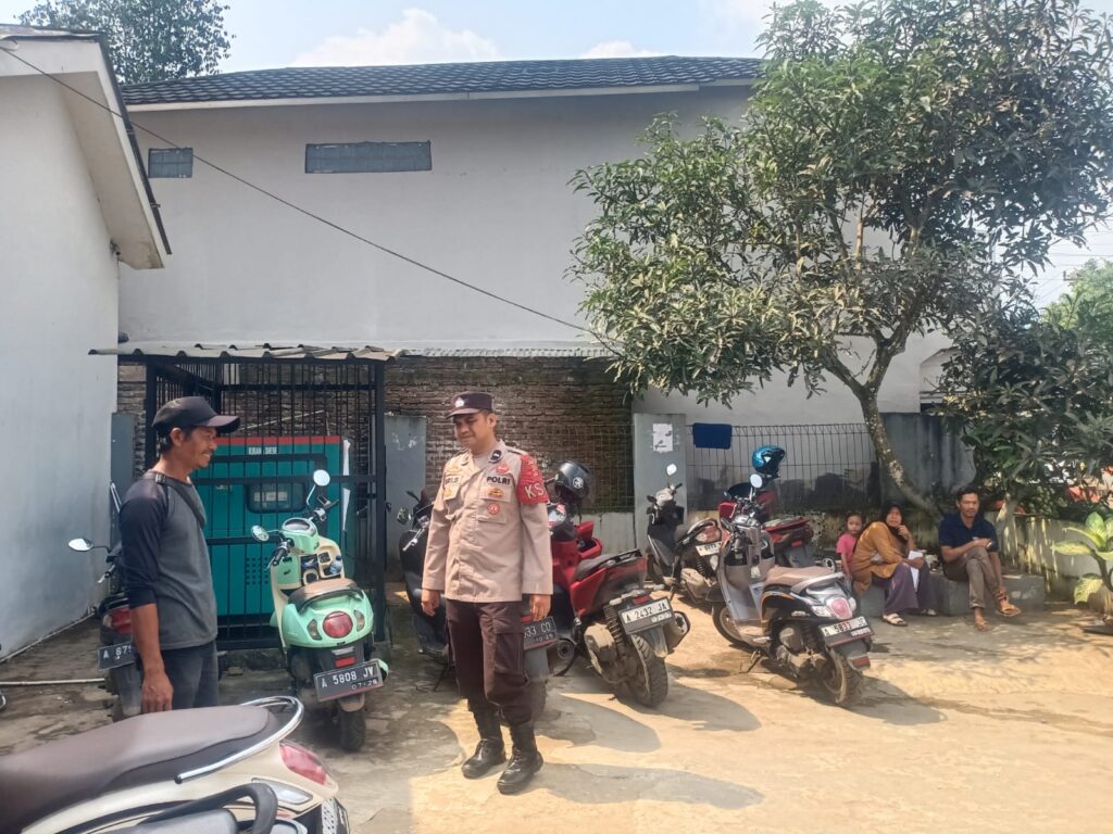 Sambli Patroli, Sambangi Petugas Parkir Bank Mandiri, Polsek Menes Berikan Arahan 9 WhatsApp Image 2024 07 15 at 18.53.36