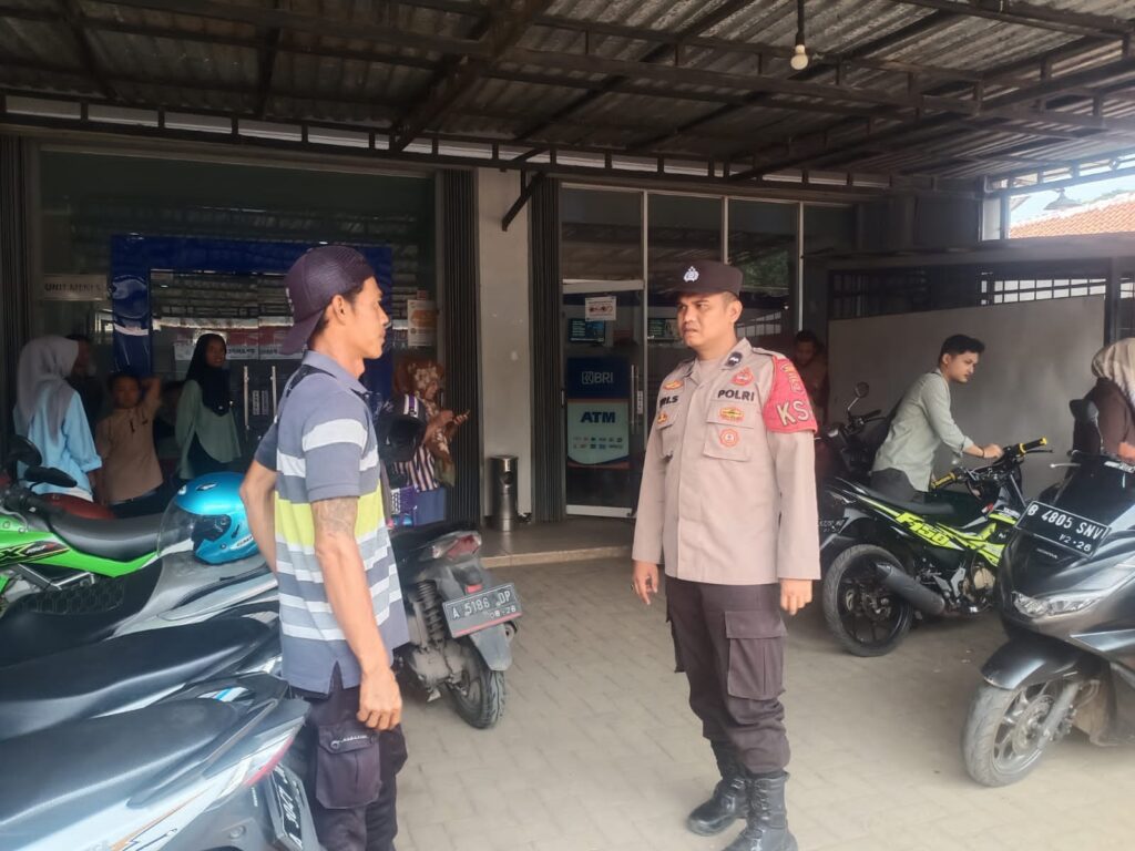 Polsek Menes Lakukan Patroli Dialogis dan Himbauan Kamtibmas kepada Tukang Parkir Bank BRI 8 WhatsApp Image 2024 07 15 at 18.56.44