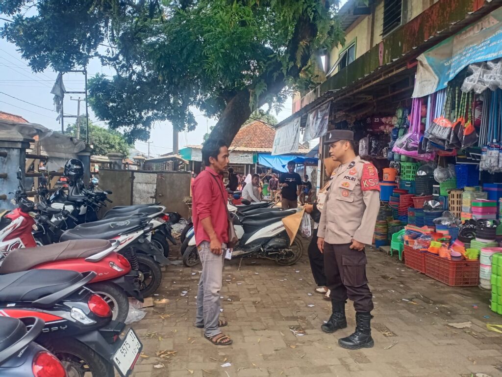Polsek Menes Gelar Patroli Dialogis dan Himbauan Kamtibmas kepada Tukang Parkir di Pasar Menes 7 WhatsApp Image 2024 07 15 at 19.00.04