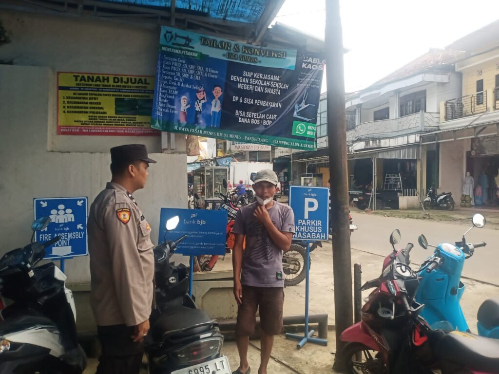 Polsek Menes Polres Pandeglang Gelar Patroli dan Himbauan Kamtibmas kepada Petugas Parkir Bank BJB 6 WhatsApp Image 2024 07 15 at 19.03.28