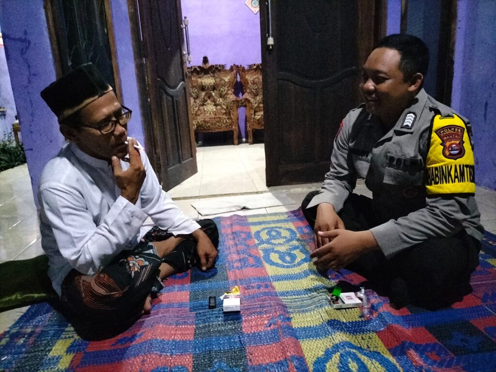 Bhabinkamtibmas Polsek Carita Bripka Bambang Sambangi Tokoh Agama di Desa Sukarame 1 WhatsApp Image 2024 07 15 at 22.28.16
