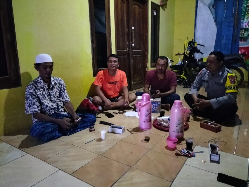 Personil Polsek Carita Bripka Bambang dan Bripka Konrad Melaksanakan Patroli Malam 2 WhatsApp Image 2024 07 15 at 22.31.17