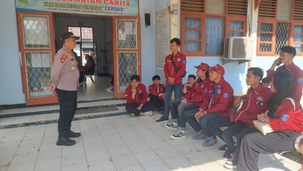 Kapolsek Carita Polres Pandeglang Beri Himbauan kepada Mahasiswa yang Akan KKN di Kecamatan Carita 3 WhatsApp Image 2024 07 15 at 22.34.25