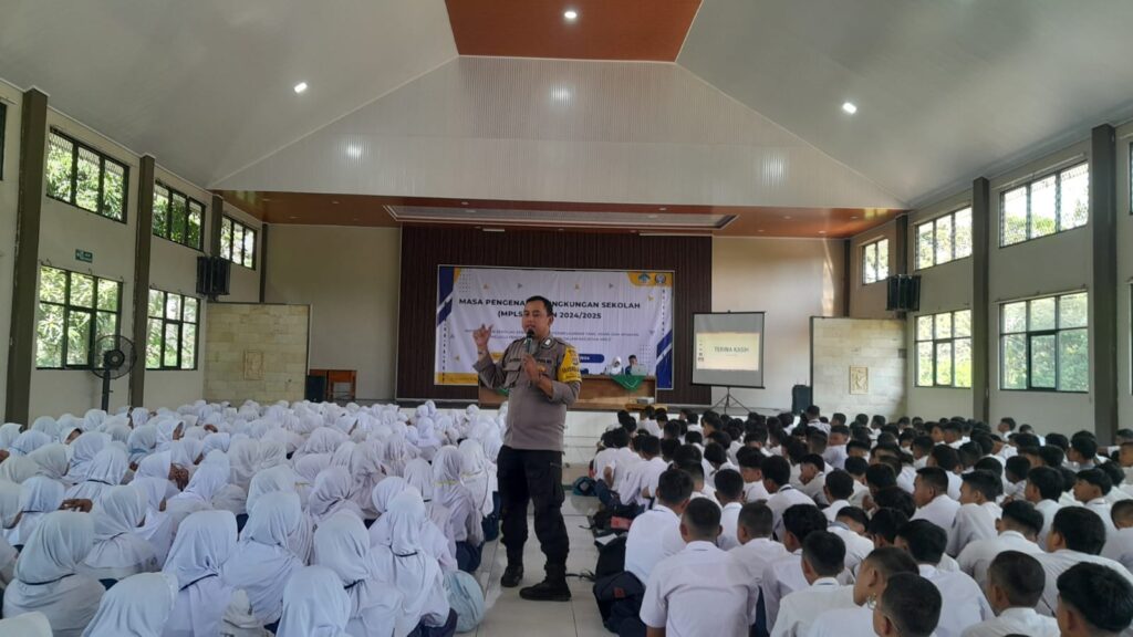 Bhabinkamtibmas Polsek Pandeglang Laksanakan Sosialisasi Kenakalan Remaja di SMKN 2 Pandeglang 5 WhatsApp Image 2024 07 15 at 23.58.38