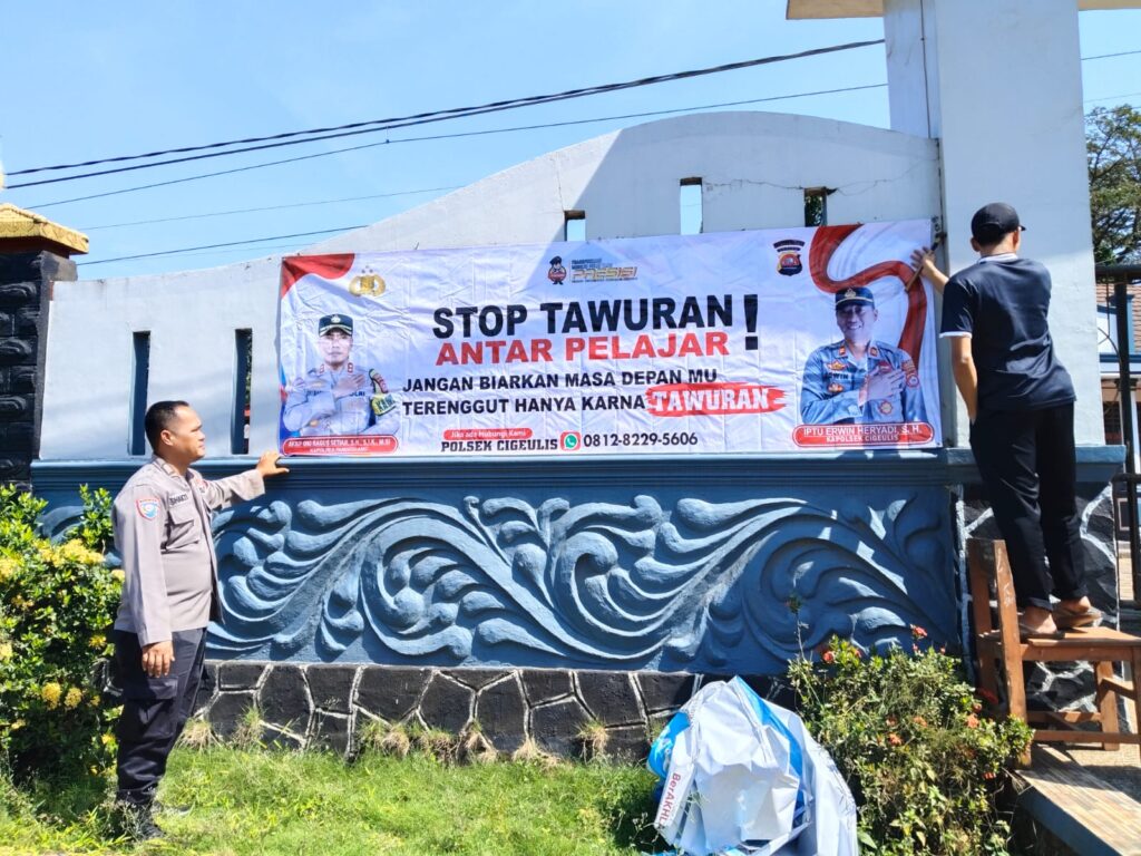 Kanit Binmas Polsek Cigeulis Pasang Spanduk "Stop Tawuran Antar Pelajar" di SMAN 17 Pandeglang 8 WhatsApp Image 2024 07 16 at 00.35.48