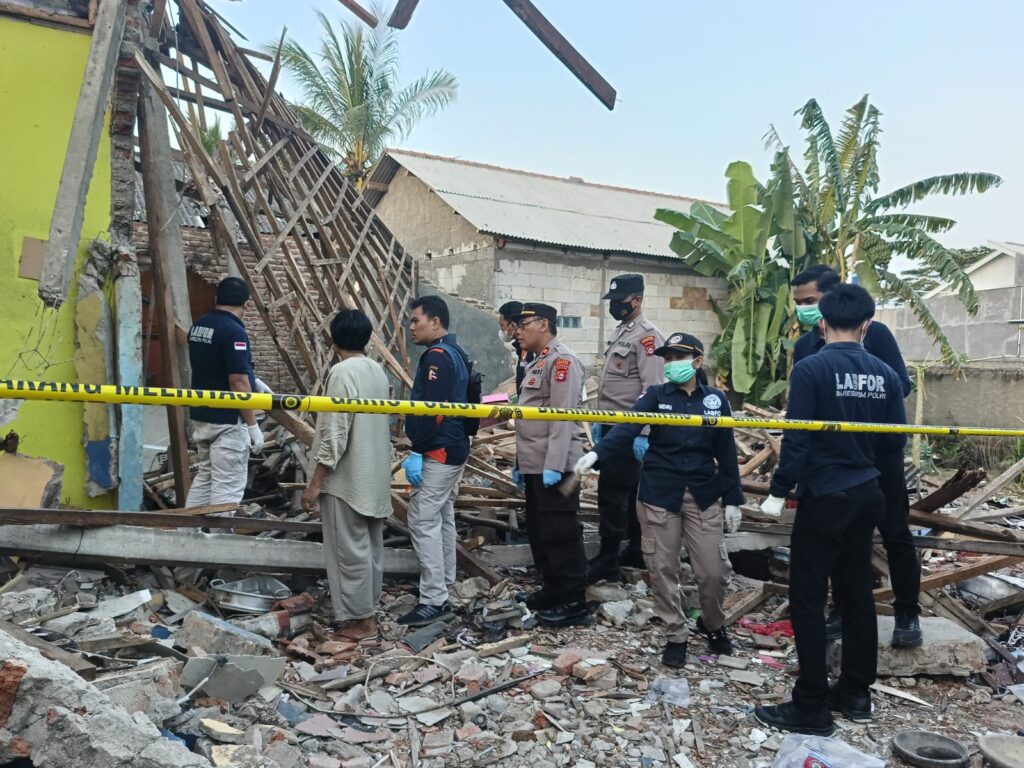 Polsek Panimbang Turun Langsung Melihat Kondisi Rumah Warga yang Hancur Akibat Diduga Bom Ikan 9 WhatsApp Image 2024 07 16 at 01.01.27