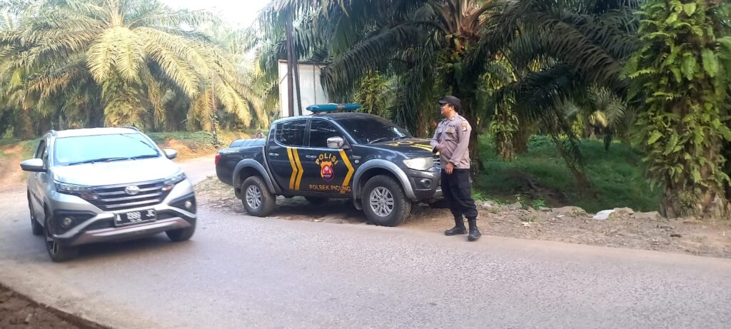 Giat Rutinitas Strong Poin Polsek Picung Melaksanakan Pengaturan Lalu Lintas 1 WhatsApp Image 2024 07 16 at 22.44.36