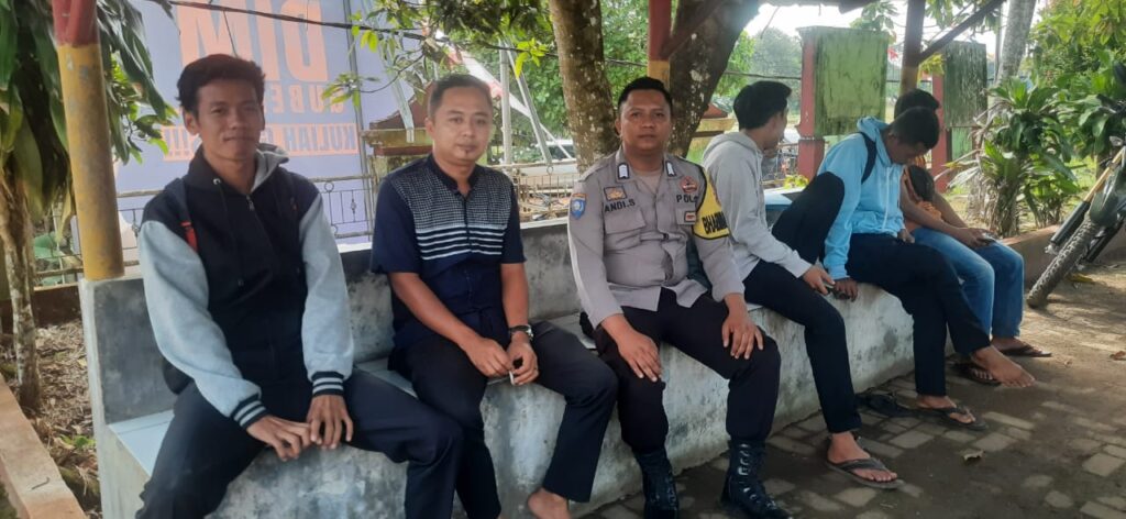 Bhabinkamtibmas Polsek Picung Sambang Desa Binaan dan Berinteraksi Langsung dengan Masyarakat 2 WhatsApp Image 2024 07 16 at 22.44.51