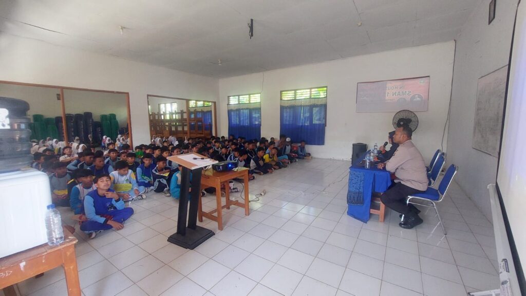Polsek Carita Sosialisasi Bahaya Kenakalan Remaja dan Narkoba di SMAN 15 Pandeglang 4 WhatsApp Image 2024 07 16 at 22.53.58