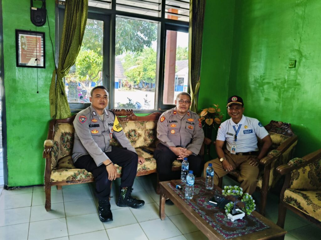 Polsek Panimbang Melaksanakan Sambang ke SMPN 1 Panimbang untuk Jalin Kemitraan dan Kerjasama 9 WhatsApp Image 2024 07 17 at 05.45.46