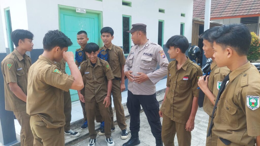 Kanit Binmas Polsek Carita Bripka Eko Berikan Himbauan Kepada Pelajar untuk Menjauhi Kegiatan yang Merugikan 2 WhatsApp Image 2024 07 17 at 06.10.51