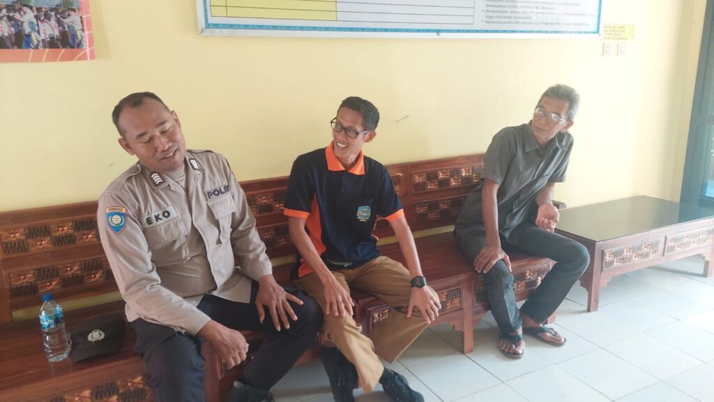 Bripka Eko Polsek Carita Melaksanakan Patroli Sambang ke Sekolah-sekolah di Kecamatan Carita 3 WhatsApp Image 2024 07 17 at 06.12.44