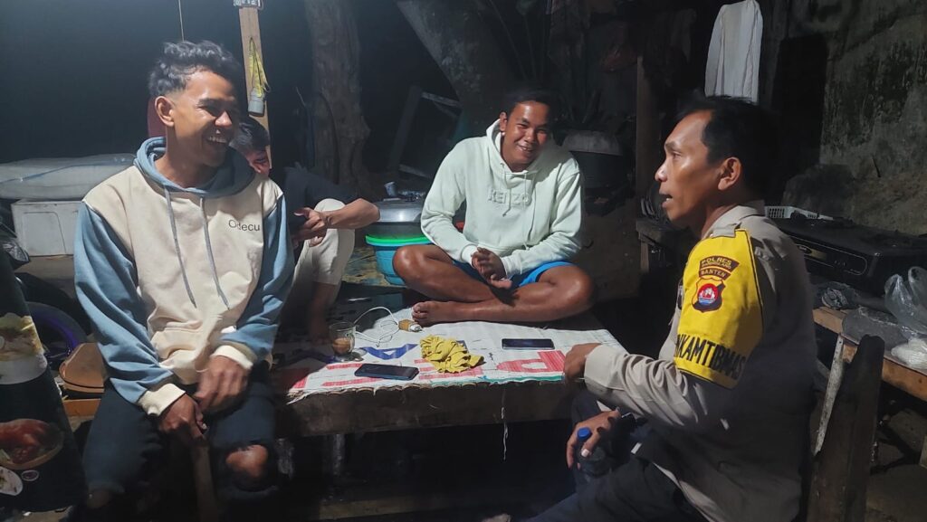 Personil Polsek Carita Melaksanakan Patroli Malam untuk Antisipasi Gangguan Kamtibmas 4 WhatsApp Image 2024 07 17 at 06.14.35