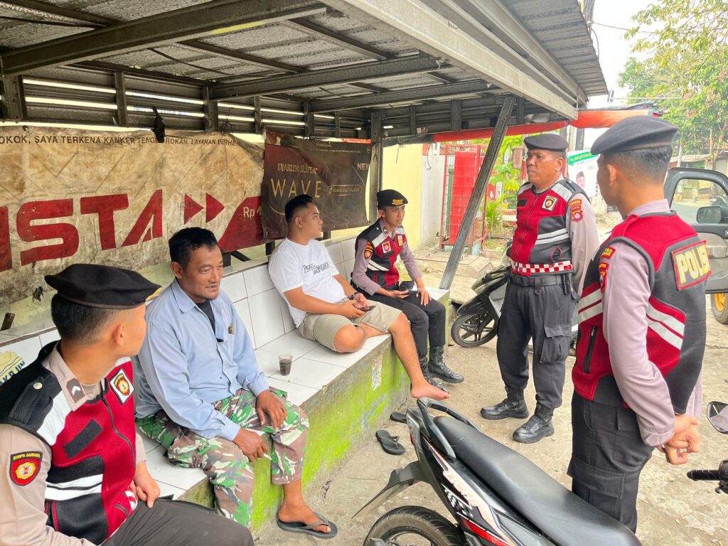 Personil Sat Samapta Polres Pandeglang Sambangi Tukang Ojek Pengkolan, Berikan Edukasi Keselamatan Berlalu Lintas 7 WhatsApp Image 2024 07 17 at 17.02.07