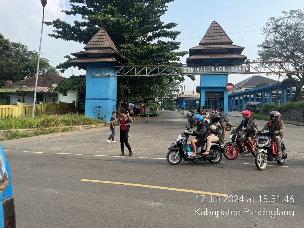 Personil Sat Samapta Polres Pandeglang Berikan Pelayanan Prima dengan Pengaturan Lalu Lintas di Terminal Kadubanen 6 WhatsApp Image 2024 07 17 at 18.07.42