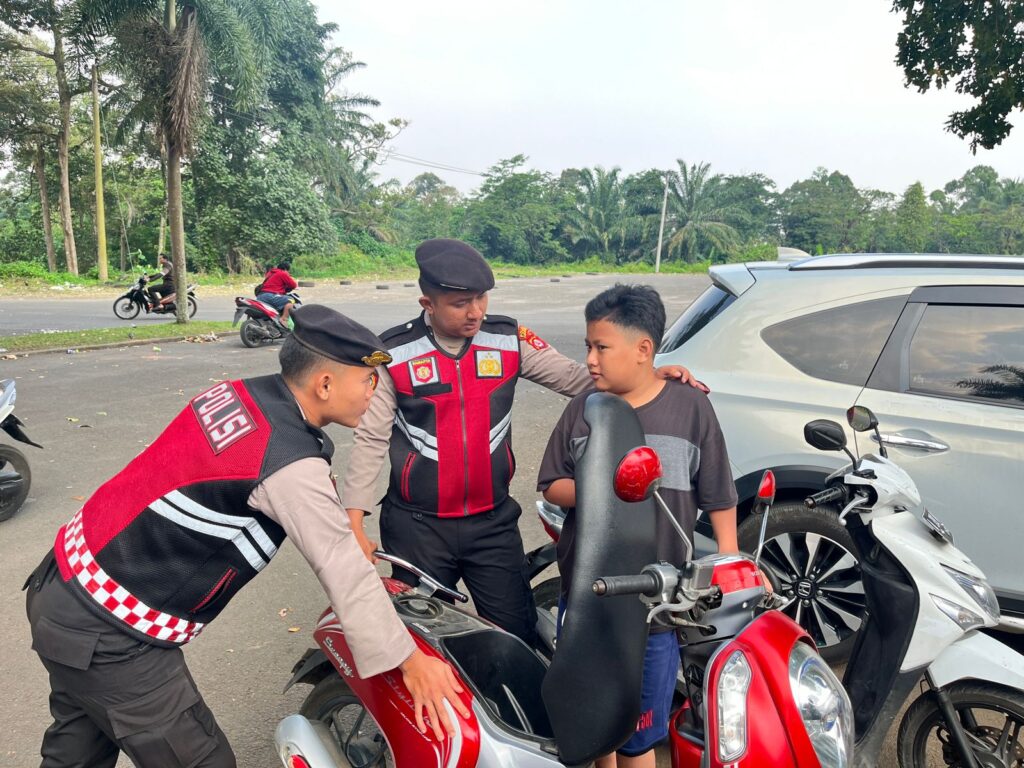 Personil Sat Samapta Polres Pandeglang Berikan Himbauan kepada Anak di Bawah Umur yang Mengendarai Motor 5 WhatsApp Image 2024 07 17 at 18.07.45