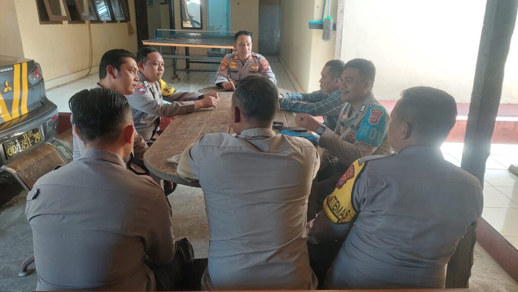 Kapolsek Carita Memimpin Rapat Evaluasi (Anev) Polsek Carita di Mako Polsek Carita 2 WhatsApp Image 2024 07 17 at 23.56.47