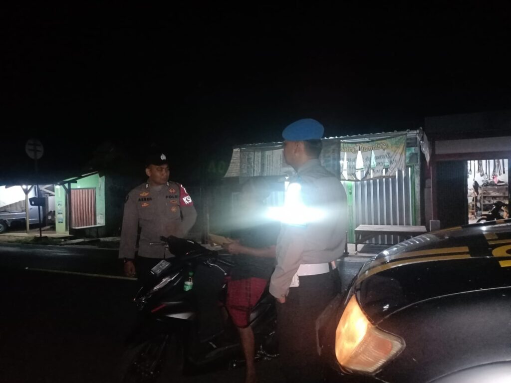 Polsek Cikeusik Gelar Patroli Dialogis Malam, Jaga Kamtibmas dan Dekatkan Diri dengan Masyarakat 4 WhatsApp Image 2024 07 18 at 01.14.14