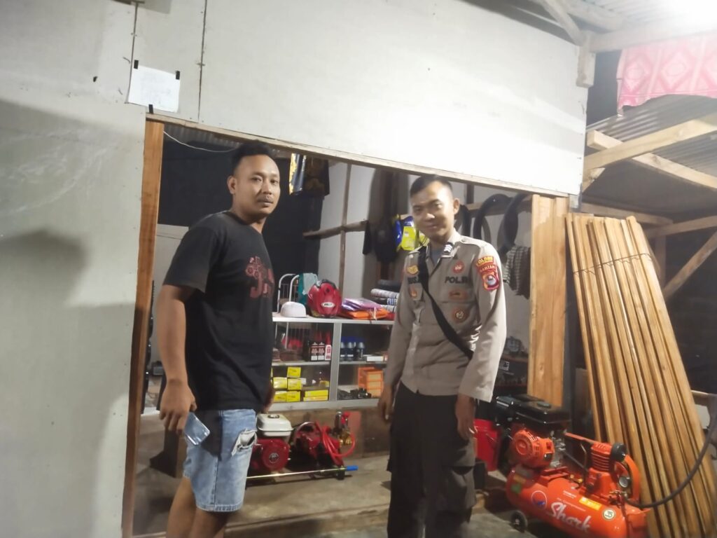 Sambang Malam: Upaya Polsek Panimbang Meningkatkan Keamanan dan Ketertiban Masyarakat 5 WhatsApp Image 2024 07 18 at 01.48.14