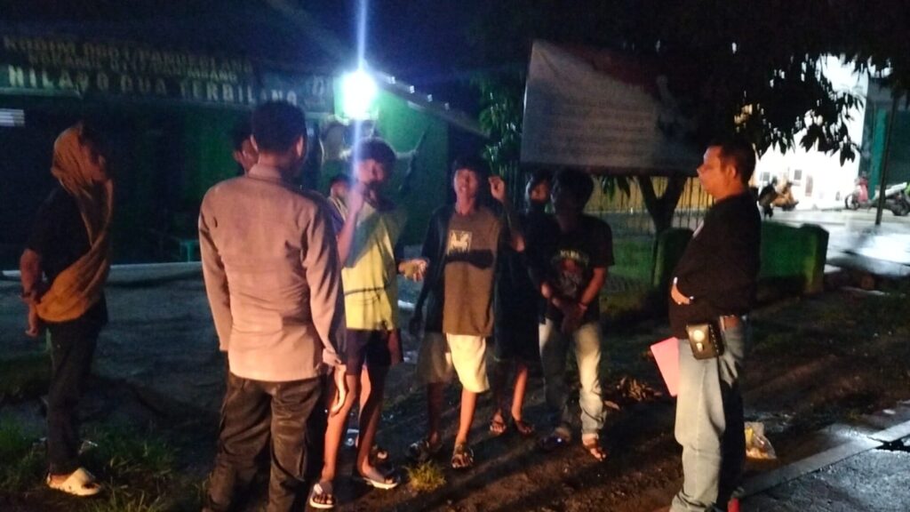 Polsek Panimbang Rutin Laksanakan Patroli Malam Cegah Balap Liar dan Kejahatan 6 WhatsApp Image 2024 07 18 at 01.54.36