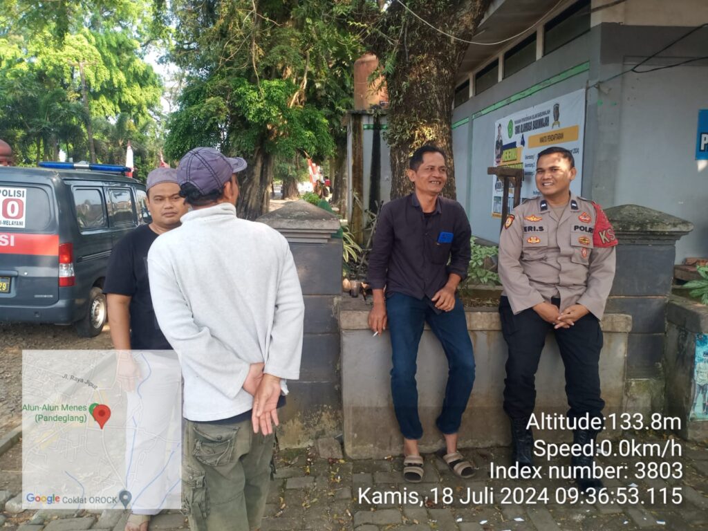 Polsek Menes Polres Pandeglang Gelar Patroli Dialogis dan Himbauan Lalu Lintas di Alun-alun Menes 2 WhatsApp Image 2024 07 18 at 13.56.59