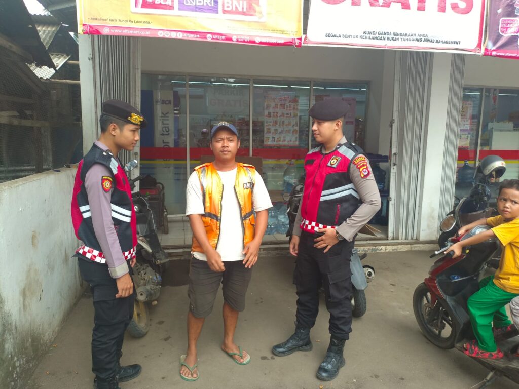 Sat Samapta Polres Pandeglang Sambangi Tukang Parkir di Waralaba dan Berikan Edukasi Kamtibmas 7 WhatsApp Image 2024 07 18 at 17.31.27 1