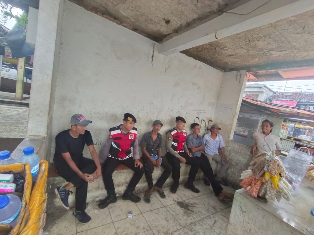 Sat Samapta Polres Pandeglang Sambangi Pedagang Asongan di Persimpangan Mengger pada Patroli Siang Hari 10 WhatsApp Image 2024 07 18 at 17.31.27