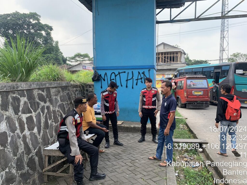 Sat Samapta Polres Pandeglang Dekatkan Diri dengan Warga dengan Sambangi Sopir Angkutan Umum di Terminal Kadubanen 9 WhatsApp Image 2024 07 18 at 17.34.16