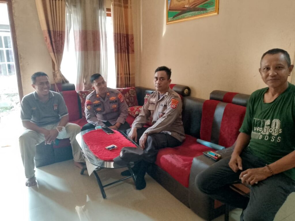 Kapolsek Picung Bersinergi dengan Ketua Ormas Bppkb DPC Picung untuk Menjaga Kamtibmas 9 WhatsApp Image 2024 07 18 at 22.50.38