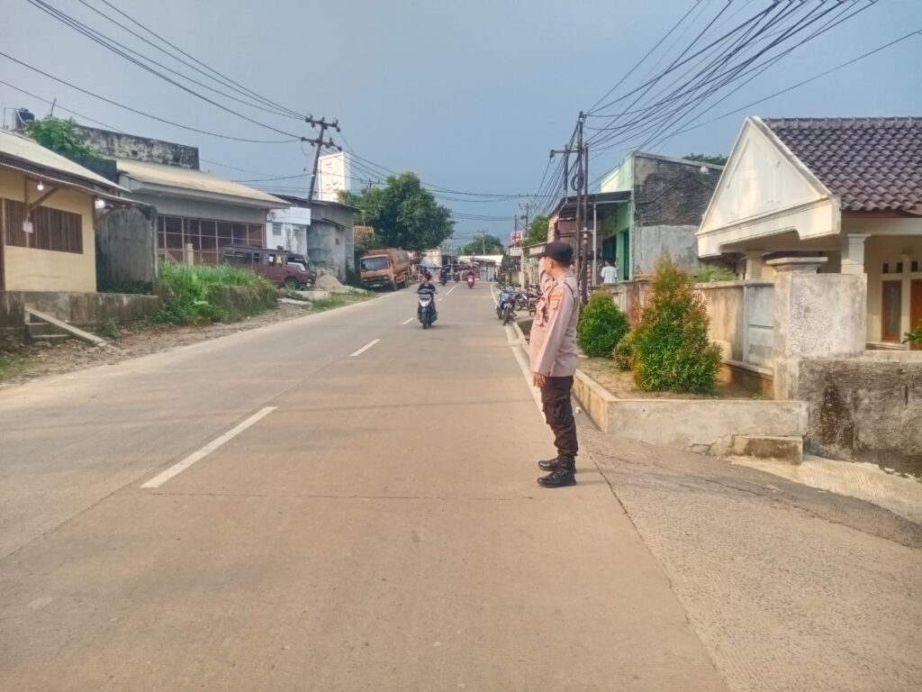 Giat Rutinitas Strong Poin Polsek Picung Melaksanakan Pengaturan Lalu Lintas 1 WhatsApp Image 2024 07 18 at 22.54.58