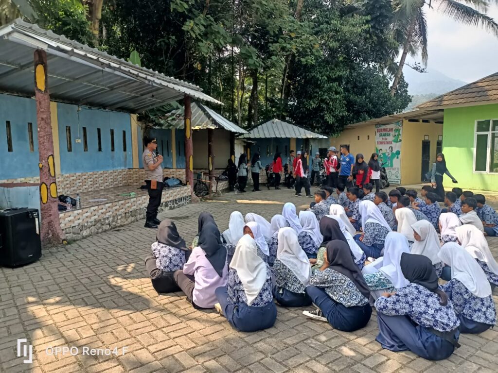 Kapolsek Pulosari Berikan Sosialisasi Kenakalan Remaja dan Penyalahgunaan Narkoba di SMK Nuur El Kolam 4 WhatsApp Image 2024 07 19 at 00.12.20