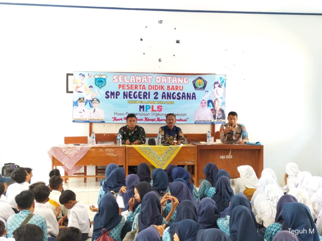 Polsek Angsana Berikan Penyuluhan Tentang Tertib Berlalulintas, Siswa-Siswi SMPN 2 Angsana Antusias Dengarkan Pemateri 6 WhatsApp Image 2024 07 19 at 05.39.25 scaled