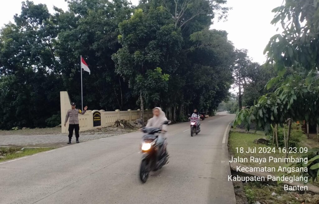Berikan Pelayanan Kepada Masyarakat, Anggota Piket Polsek Angsana Polres Pandeglang Laksanakan Strongpoint Sore di Jalan Raya Munjul-Angsana 7 WhatsApp Image 2024 07 19 at 05.41.10