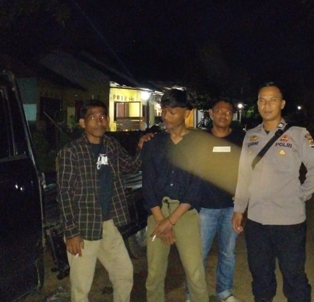 Bhabinkamtibmas Polsek Angsana Polres Pandeglang Brigadir Jumhani Laksanakan Patroli Dialogis di Desa Sumurlaban 3 WhatsApp Image 2024 07 19 at 05.41.30