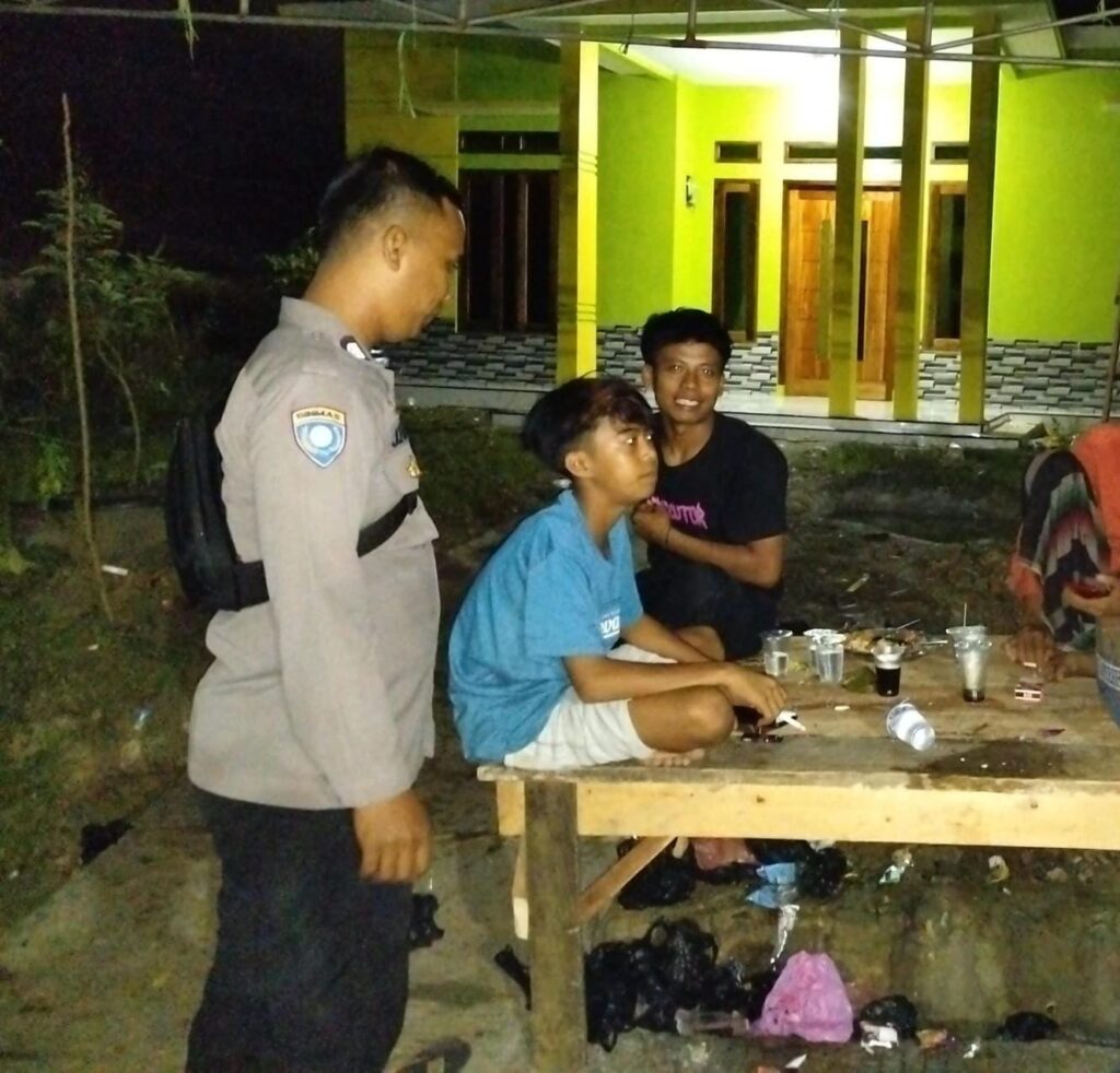 Bhabinkamtibmas Polsek Angsana Polres Pandeglang Brigadir Jumhani Laksanakan Patroli Dialogis di Desa Angsana 4 WhatsApp Image 2024 07 19 at 05.41.41