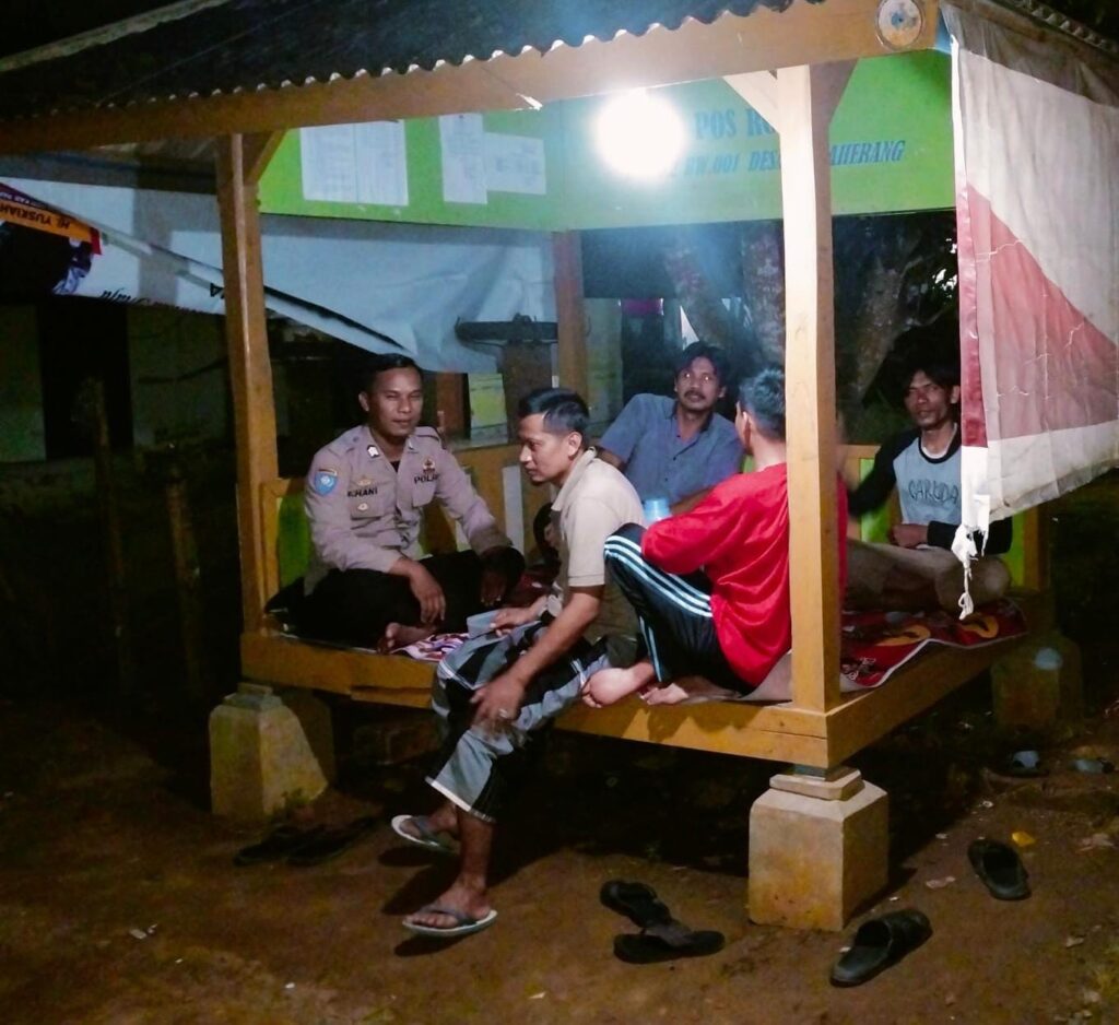Bhabinkamtibmas Polsek Angsana Polres Pandeglang Brigadir Jumhani Sambangi Poskamling di Desa Angsana 5 WhatsApp Image 2024 07 19 at 05.41.50