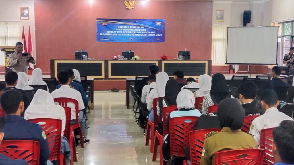 Polsek Carita Dampingi Ketua OSIS SLTA dalam Kegiatan Pembinaan di Polres Pandeglang 7 WhatsApp Image 2024 07 19 at 05.42.37
