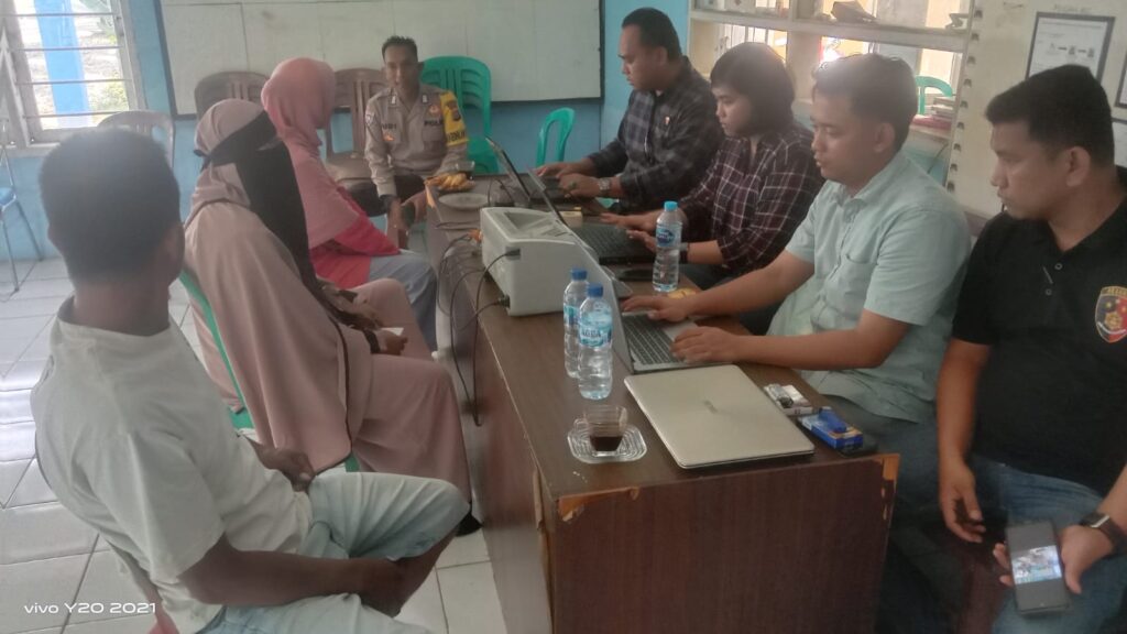 Bhabinkamtibmas Polsek Carita Melaksanakan Sambang di Desa Banjarmasin 8 WhatsApp Image 2024 07 19 at 05.44.45
