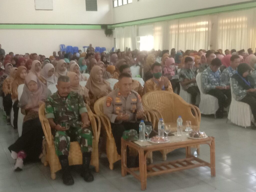 Kapolsek Carita Hadiri Kegiatan Pembinaan Kepegawaian Kecamatan Carita 10 WhatsApp Image 2024 07 19 at 05.55.11