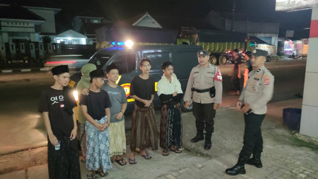 Polsek Pandeglang Himbau Pemuda di Cipacung: Cegah Potensi Tindak Kriminalitas 4 WhatsApp Image 2024 07 19 at 15.23.34