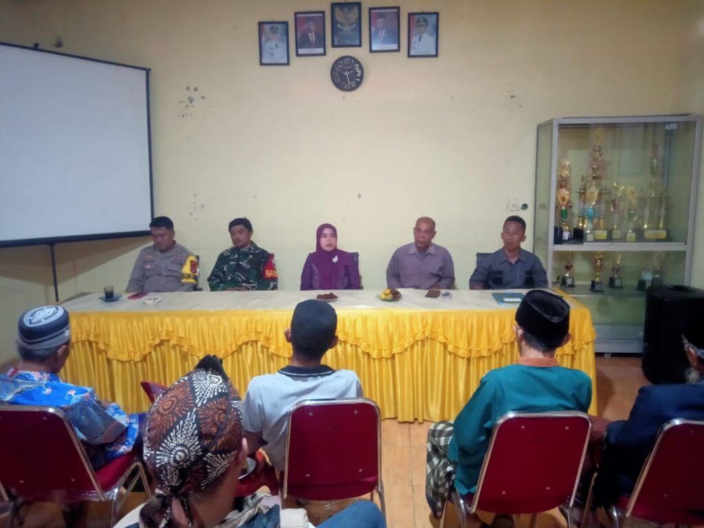 Bhabinkamtibmas Polsek Bojong Polres Pandeglang Mediasi Sengketa Lahan di Desa Banyumas 9 WhatsApp Image 2024 07 19 at 17.25.59